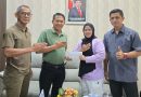 Ketua Umum INKADO Sumbar yang juga Wakil Ketua DPRD Sumatera Barat, Evi Yandri Rajo Budiman, S.Ip, secara resmi melepas keberangkatan wasit terbaik daerah, Martinel Prihastuti, S.Pd., M.Pd. (Foto: IST/Novrianto)