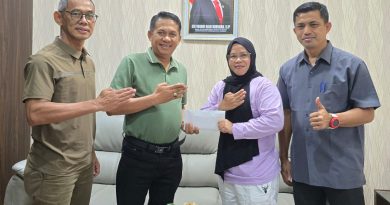 Ketua Umum INKADO Sumbar yang juga Wakil Ketua DPRD Sumatera Barat, Evi Yandri Rajo Budiman, S.Ip, secara resmi melepas keberangkatan wasit terbaik daerah, Martinel Prihastuti, S.Pd., M.Pd. (Foto: IST/Novrianto)