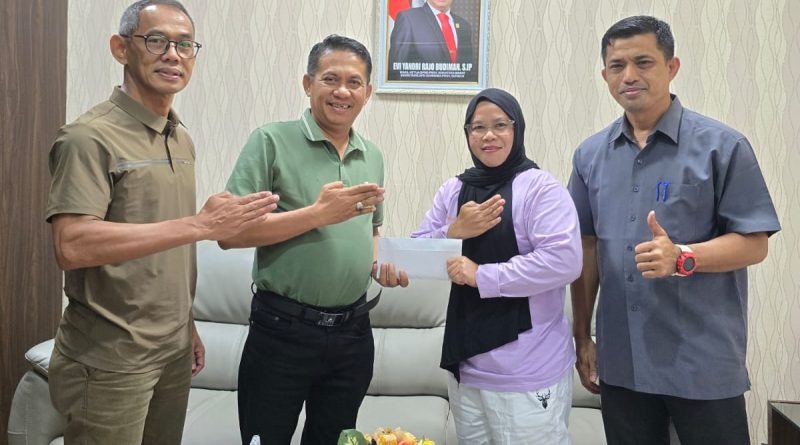 Ketua Umum INKADO Sumbar yang juga Wakil Ketua DPRD Sumatera Barat, Evi Yandri Rajo Budiman, S.Ip, secara resmi melepas keberangkatan wasit terbaik daerah, Martinel Prihastuti, S.Pd., M.Pd. (Foto: IST/Novrianto)