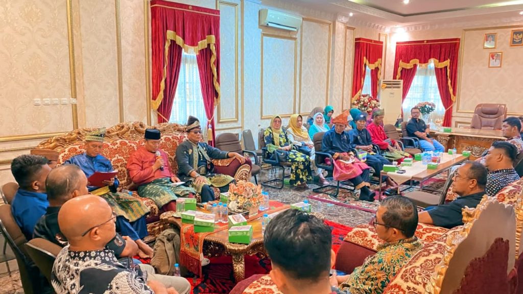 Dewan Pimpinan Harian Lembaga Adat Melayu Riau (DPH LAMR) Kota Pekanbaru menggelar pertemuan silaturahmi strategis di Balai Adat, Kamis (9/7/2026). (Foto: Humas LAMR Hulubalang Riau)