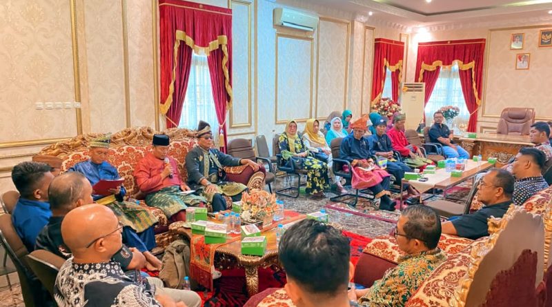 Dewan Pimpinan Harian Lembaga Adat Melayu Riau (DPH LAMR) Kota Pekanbaru menggelar pertemuan silaturahmi strategis di Balai Adat, Kamis (9/7/2026). (Foto: Humas LAMR Hulubalang Riau)