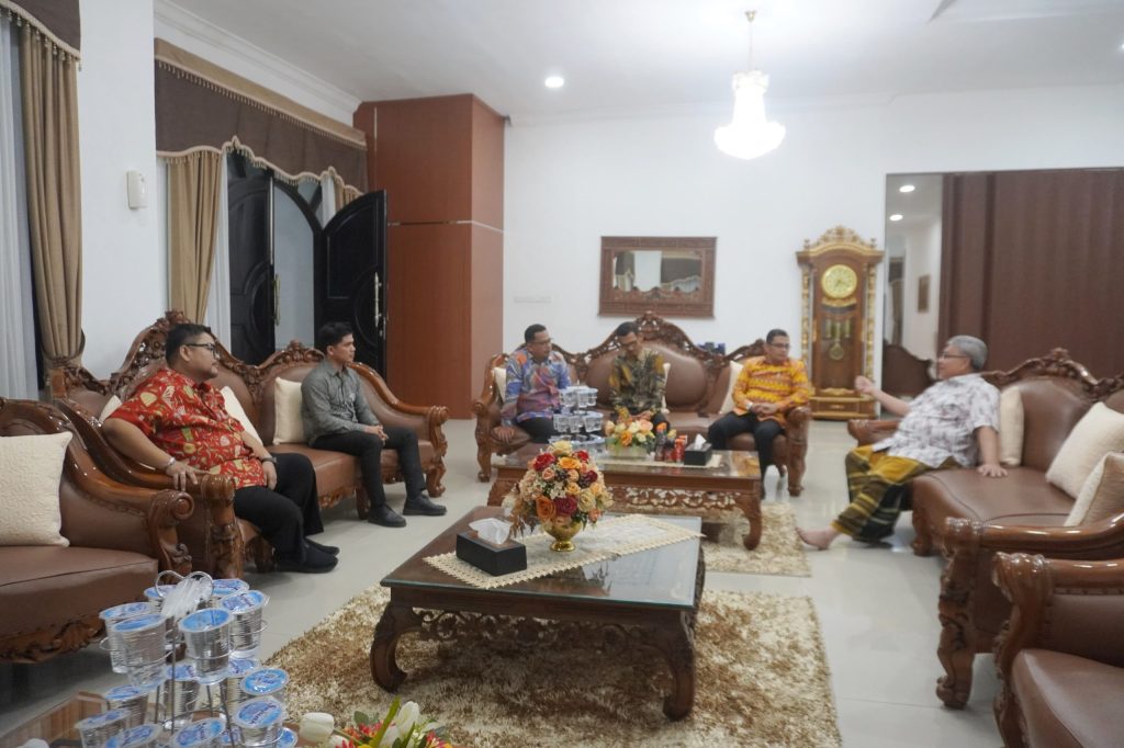 Ketua DPRD Provinsi Sumatera Barat, Muhidi, menerima kunjungan silaturahmi dari Komisi Penyiaran Indonesia Daerah (KPID) Sumbar di rumah dinas Ketua DPRD pada Jumat (10/7/2026) malam. (Foto: Humas DPRD Sumbar)