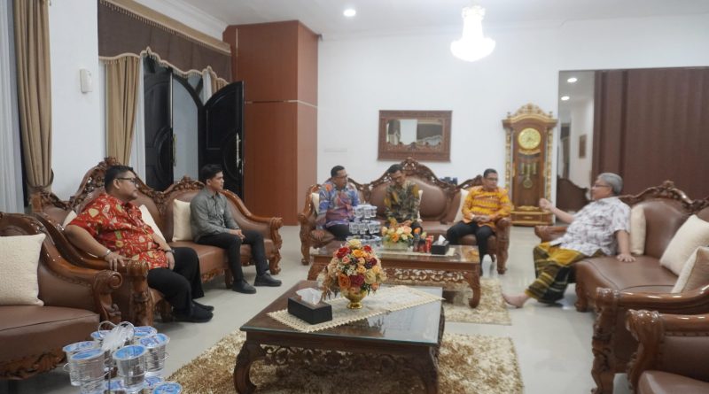 Ketua DPRD Provinsi Sumatera Barat, Muhidi, menerima kunjungan silaturahmi dari Komisi Penyiaran Indonesia Daerah (KPID) Sumbar di rumah dinas Ketua DPRD pada Jumat (10/7/2026) malam. (Foto: Humas DPRD Sumbar)