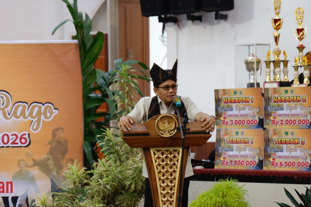 Evi Yandri menerangkan bahwa sipak rago telah diakui sebagai Warisan Budaya Takbenda (WBTb) nasional yang wajib dijaga keasliannya. (Foto: DPRD Sumbar)