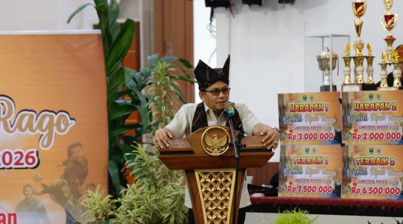 Evi Yandri menerangkan bahwa sipak rago telah diakui sebagai Warisan Budaya Takbenda (WBTb) nasional yang wajib dijaga keasliannya. (Foto: DPRD Sumbar)