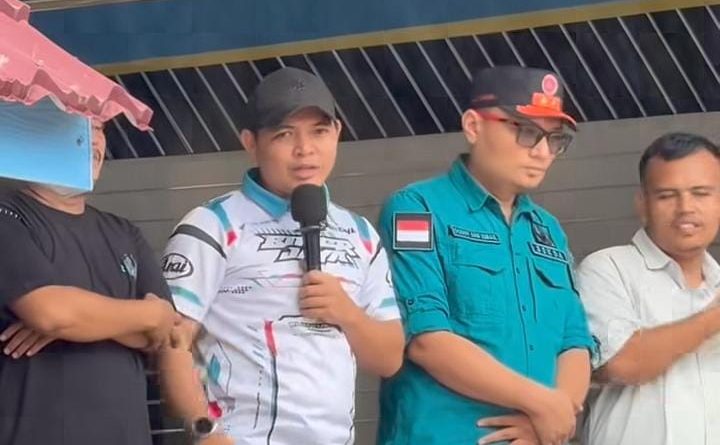 Anggota DPRD Provinsi Sumatera Barat, Ade Putra, menghadiri Kejuaraan Nasional (Kejurnas) Grasstrack Peridon Siap Maju Grand Final Regional 1A Sumatera 2026, Sabtu (11/7/2026). (Foto: DPRD Sumbar)