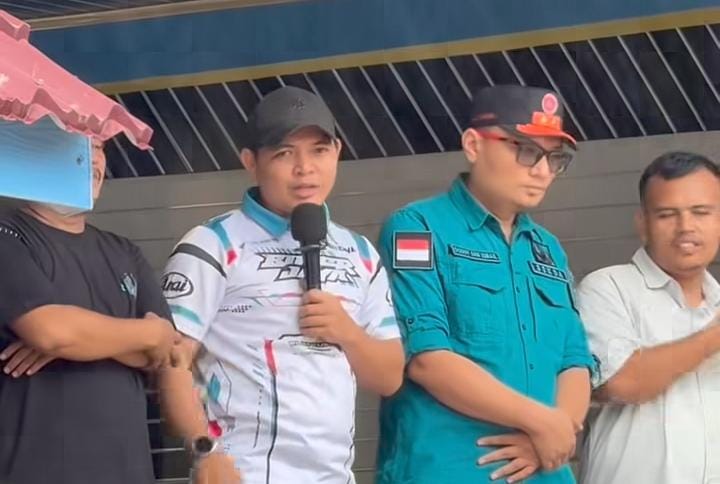 Anggota DPRD Provinsi Sumatera Barat, Ade Putra, menghadiri Kejuaraan Nasional (Kejurnas) Grasstrack Peridon Siap Maju Grand Final Regional 1A Sumatera 2026, Sabtu (11/7/2026). (Foto: DPRD Sumbar)