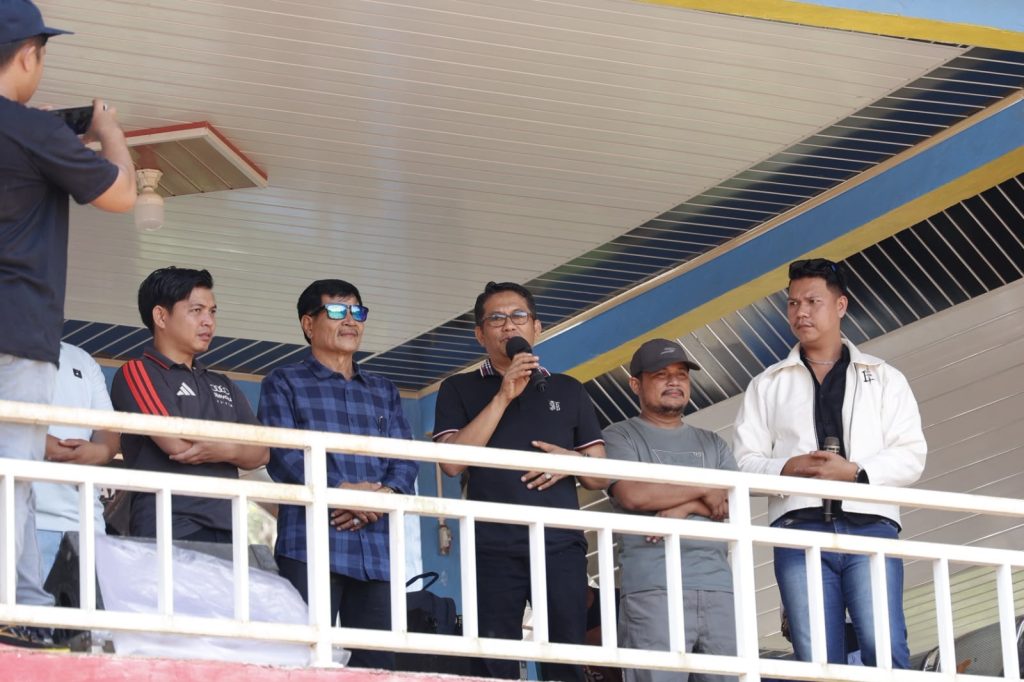 Wakil Ketua DPRD Provinsi Sumatera Barat, Evi Yandri Rajo Budiman, secara resmi menutup Kejuaraan Nasional (Kejurnas) Grasstrack Peridon Siap Maju Grand Final Region 1A Sumatera 2026. (FotoL DPRD Sumbar)