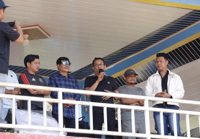Wakil Ketua DPRD Provinsi Sumatera Barat, Evi Yandri Rajo Budiman, secara resmi menutup Kejuaraan Nasional (Kejurnas) Grasstrack Peridon Siap Maju Grand Final Region 1A Sumatera 2026. (FotoL DPRD Sumbar)