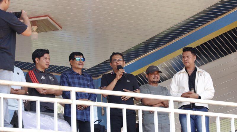 Wakil Ketua DPRD Provinsi Sumatera Barat, Evi Yandri Rajo Budiman, secara resmi menutup Kejuaraan Nasional (Kejurnas) Grasstrack Peridon Siap Maju Grand Final Region 1A Sumatera 2026. (FotoL DPRD Sumbar)