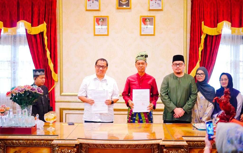 Ketua Umum DPH LAMR Kota Pekanbaru Datuk Seri Muspidauan, bersama Kepala LPP RRI Pekanbaru Agung Prasetyo dalam penandatanganan Nota Kesepahaman (MoU) Penguatan identitas kultural dan penyebarluasan nilai-nilai kearifan lokal di era modern terus dipacu melalui pemanfaatan saluran komunikasi publik. (Foto: Humas Hulubalang LAMR Riau)
