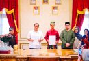 Ketua Umum DPH LAMR Kota Pekanbaru Datuk Seri Muspidauan, bersama Kepala LPP RRI Pekanbaru Agung Prasetyo dalam penandatanganan Nota Kesepahaman (MoU) Penguatan identitas kultural dan penyebarluasan nilai-nilai kearifan lokal di era modern terus dipacu melalui pemanfaatan saluran komunikasi publik. (Foto: Humas Hulubalang LAMR Riau)