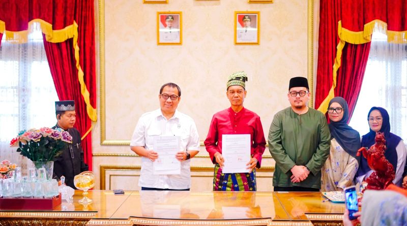 Ketua Umum DPH LAMR Kota Pekanbaru Datuk Seri Muspidauan, bersama Kepala LPP RRI Pekanbaru Agung Prasetyo dalam penandatanganan Nota Kesepahaman (MoU) Penguatan identitas kultural dan penyebarluasan nilai-nilai kearifan lokal di era modern terus dipacu melalui pemanfaatan saluran komunikasi publik. (Foto: Humas Hulubalang LAMR Riau)