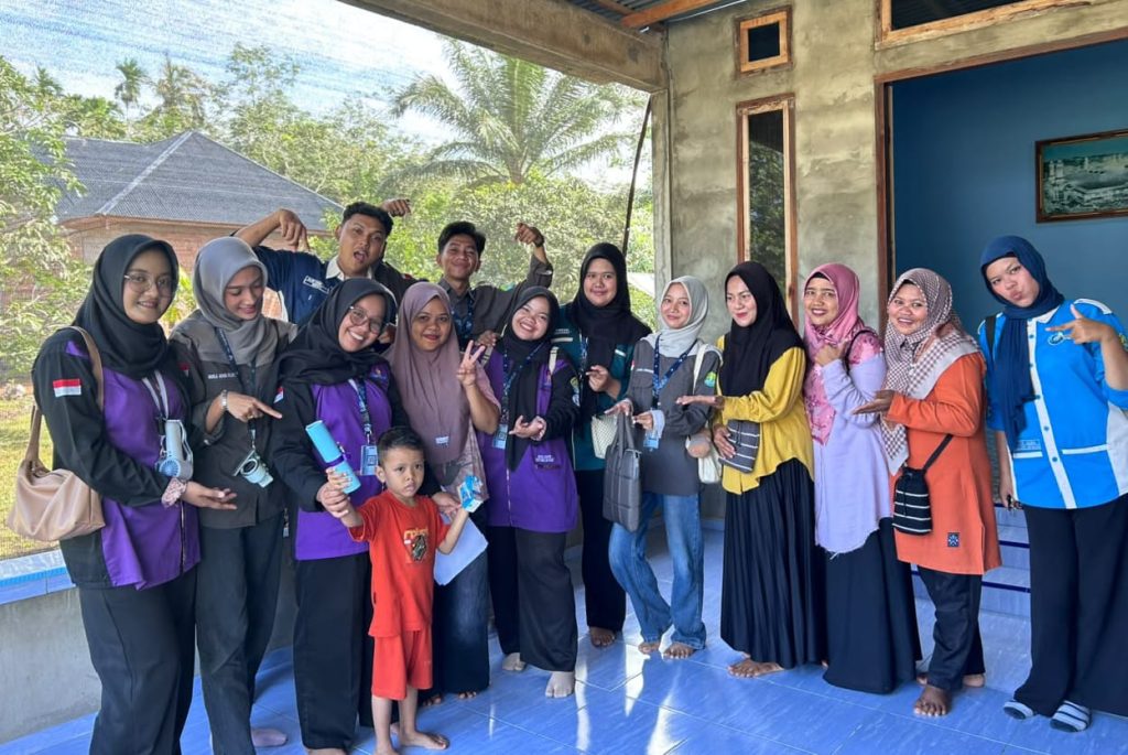 Kelompok mahasiswa Kuliah Kerja Nyata (KKN) Universitas Riau (UNRI) mengadakan sosialisasi pentingnya Pendidikan Anak Usia Dini (PAUD) dengan menyasar masyarakat suku asli di Desa Penebal, Kabupaten Bengkalis, Senin (13/7/2026). (Foto: Siti Nur Azura, Tim KKN Universitas Riau Desa Penebal)