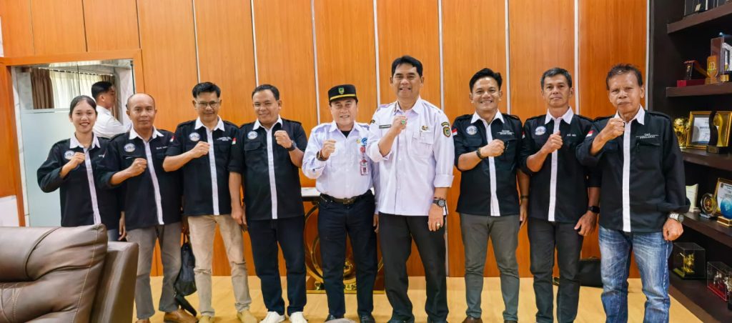 Bupati Barito Utara, H. Salahuddin, S.T., menyambut baik kedatangan pengurus Perkumpulan Wartawan Barito Utara (Pewarta) dalam agenda audiensi resmi di Kantor Bupati, Jalan Ahmad Yani, Rabu siang (12/7/2026). (Foto: IST/Carli Silitonga)