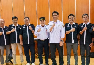 Bupati Barito Utara, H. Salahuddin, S.T., menyambut baik kedatangan pengurus Perkumpulan Wartawan Barito Utara (Pewarta) dalam agenda audiensi resmi di Kantor Bupati, Jalan Ahmad Yani, Rabu siang (12/7/2026). (Foto: IST/Carli Silitonga)