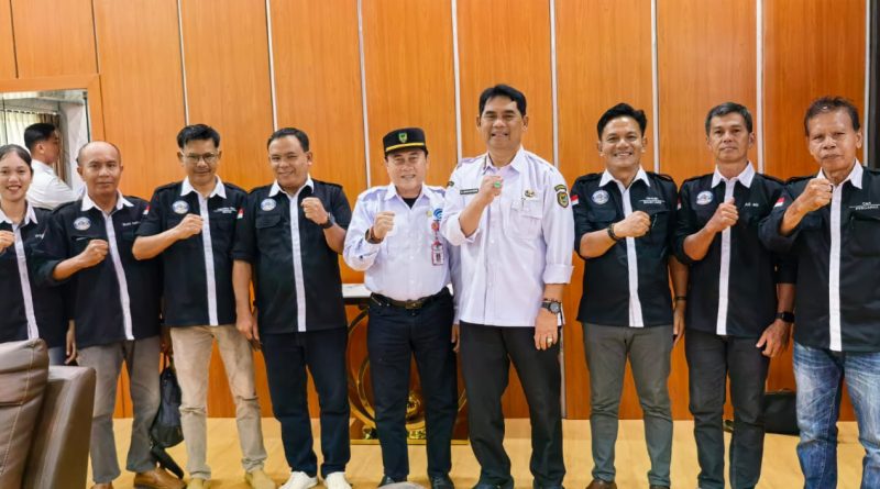 Bupati Barito Utara, H. Salahuddin, S.T., menyambut baik kedatangan pengurus Perkumpulan Wartawan Barito Utara (Pewarta) dalam agenda audiensi resmi di Kantor Bupati, Jalan Ahmad Yani, Rabu siang (12/7/2026). (Foto: IST/Carli Silitonga)