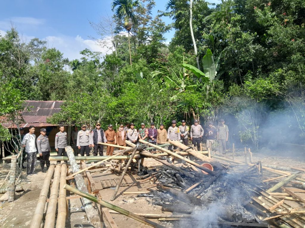 Personel gabungan Polres Kerinci membongkar area yang diduga kuat menjadi gelanggang perjudian sabung ayam di Desa Air Hangat, Kecamatan Air Hangat Timur, Kabupaten Kerinci, Kamis malam (16/7/2026). (Foto: IST/Dewi Yulianti)