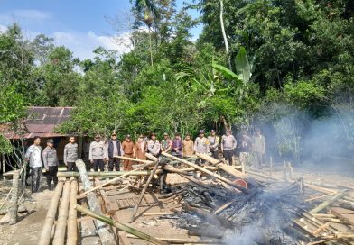 Personel gabungan Polres Kerinci membongkar area yang diduga kuat menjadi gelanggang perjudian sabung ayam di Desa Air Hangat, Kecamatan Air Hangat Timur, Kabupaten Kerinci, Kamis malam (16/7/2026). (Foto: IST/Dewi Yulianti)