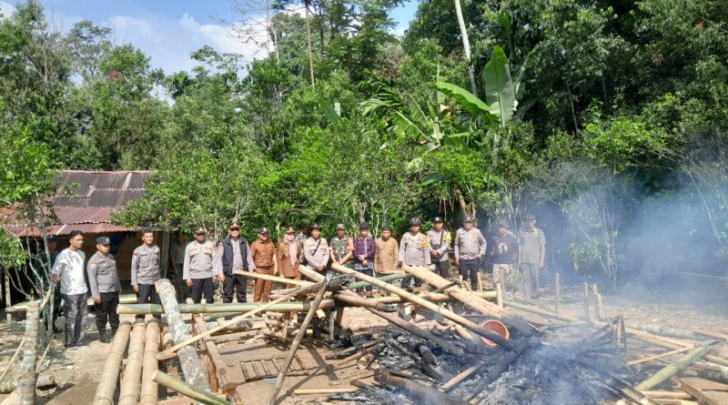 Personel gabungan Polres Kerinci membongkar area yang diduga kuat menjadi gelanggang perjudian sabung ayam di Desa Air Hangat, Kecamatan Air Hangat Timur, Kabupaten Kerinci, Kamis malam (16/7/2026). (Foto: IST/Dewi Yulianti)