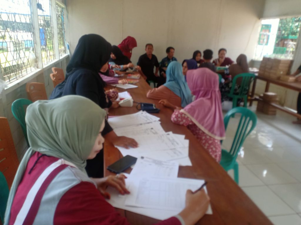 Pemerintah Desa Muara Wakat memfasilitasi pelaksanaan kegiatan Pos Binaan Terpadu (Posbindu) PTM guna memastikan kebugaran fisik warganya. (Foto: IST/Carli Silitonga)