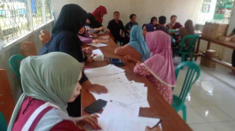 Pemerintah Desa Muara Wakat memfasilitasi pelaksanaan kegiatan Pos Binaan Terpadu (Posbindu) PTM guna memastikan kebugaran fisik warganya. (Foto: IST/Carli Silitonga)