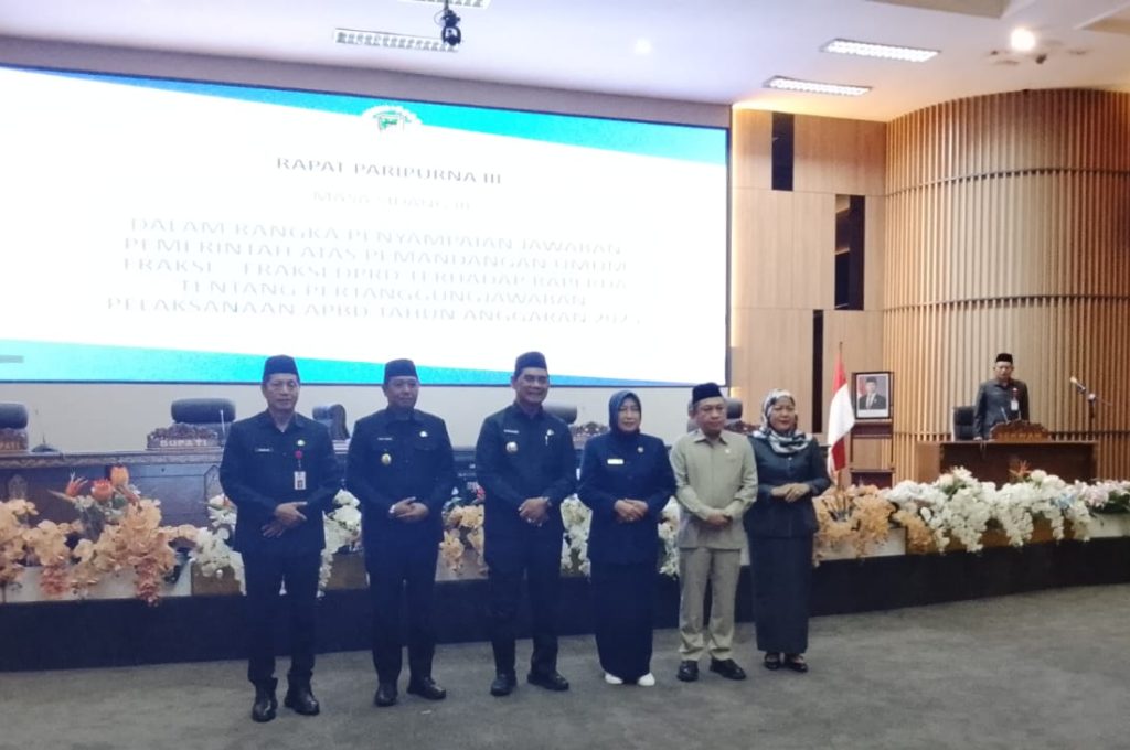 Dewan Perwakilan Rakyat Daerah (DPRD) Kabupaten Barito Utara menggelar Rapat Paripurna II membahas jawaban pertanggungjawaban pemerintah daerah atas pelaksanaan APBD Tahun Anggaran 2025 di ruang rapat utama DPRD, Senin (20/7/2026). (Foto: IST/Carli Silitonga)