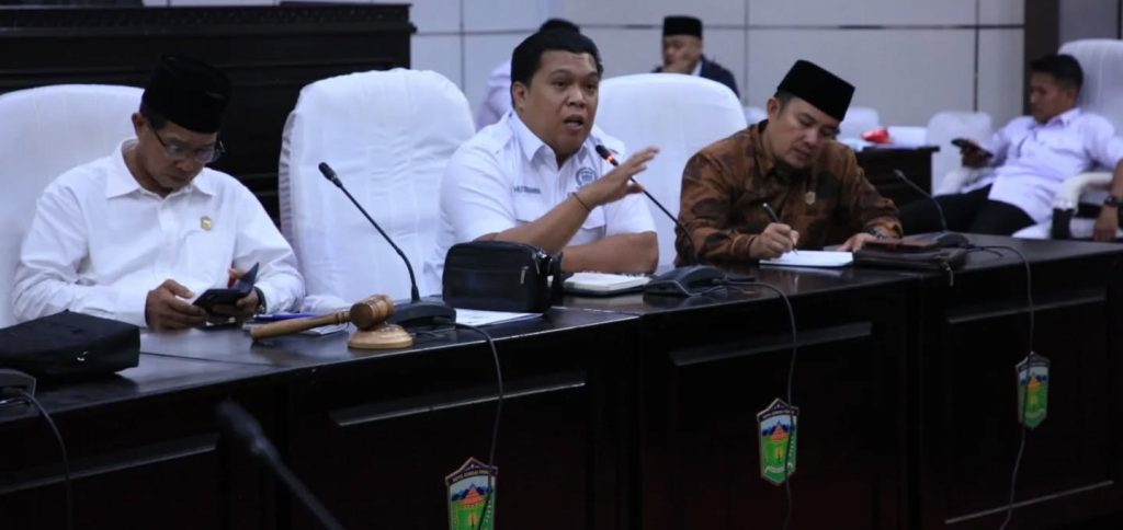 Ketua DPRD Hutri Randa saat Rapat Dengar Pendapat (hearing) di ruang rapat dewan melibatkan Dinas Kesehatan, manajemen RSUD Mayjen H.A. Thalib, serta jajaran BPJS Kesehatan. (Foto: DPRD Sungai Penuh)