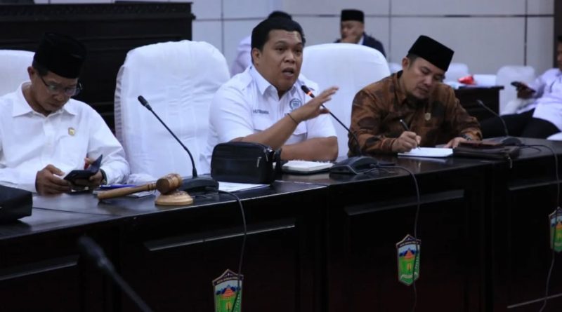 Ketua DPRD Hutri Randa saat Rapat Dengar Pendapat (hearing) di ruang rapat dewan melibatkan Dinas Kesehatan, manajemen RSUD Mayjen H.A. Thalib, serta jajaran BPJS Kesehatan. (Foto: DPRD Sungai Penuh)