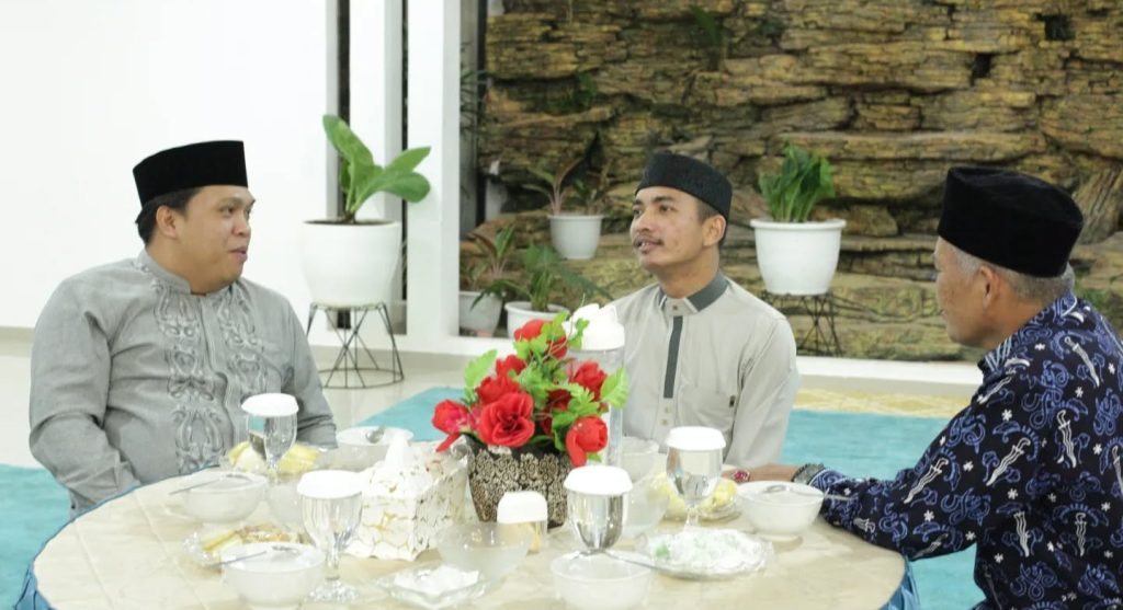 Ketua DPRD Kota Sungai Penuh, Hutri Randa, S.Sos., M.M., menghadiri acara buka puasa bersama di Rumah Dinas Walikota Sungai Penuh dalam rangkaian awal Safari Ramadhan Pemerintah Provinsi Jambi pada Sabtu (7/3/2026). (Foto: DRPD Sungai Penuh)