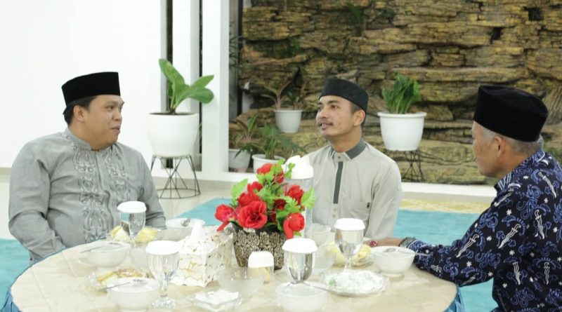Ketua DPRD Kota Sungai Penuh, Hutri Randa, S.Sos., M.M., menghadiri acara buka puasa bersama di Rumah Dinas Walikota Sungai Penuh dalam rangkaian awal Safari Ramadhan Pemerintah Provinsi Jambi pada Sabtu (7/3/2026). (Foto: DRPD Sungai Penuh)