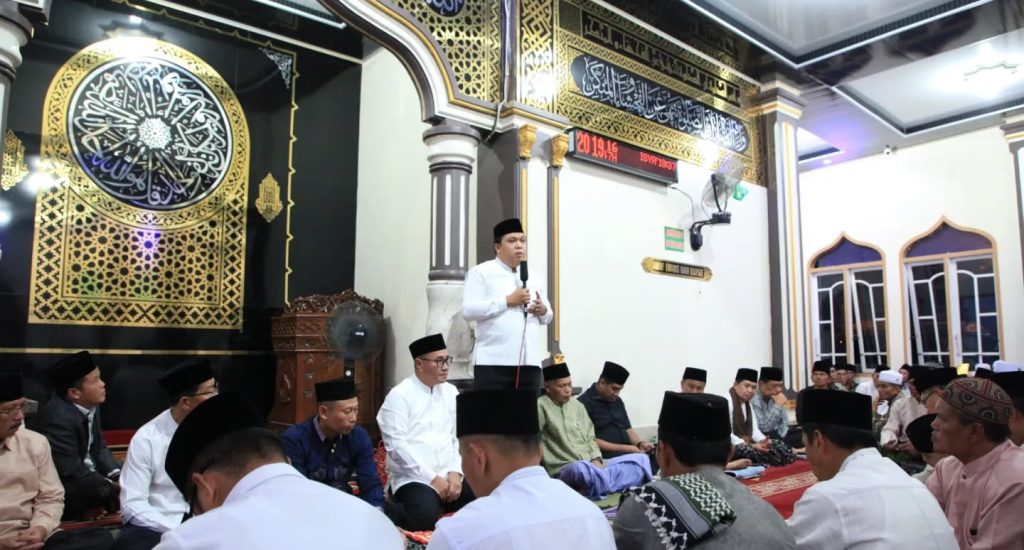 Ketua DPRD Kota Sungai Penuh, Hutri Randa, S.Sos., M.M., menghadiri rangkaian kegiatan Safari Ramadhan Pemerintah Kota Sungai Penuh yang dipusatkan di Masjid Baiturrahim, Desa Koto Dian, Kecamatan Hamparan Rawang, Senin (2/3/2026). (Foto: DPRD Sungai Penuh)