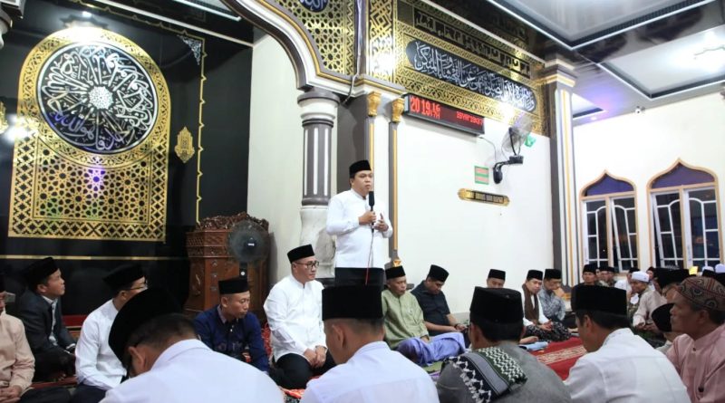 Ketua DPRD Kota Sungai Penuh, Hutri Randa, S.Sos., M.M., menghadiri rangkaian kegiatan Safari Ramadhan Pemerintah Kota Sungai Penuh yang dipusatkan di Masjid Baiturrahim, Desa Koto Dian, Kecamatan Hamparan Rawang, Senin (2/3/2026). (Foto: DPRD Sungai Penuh)