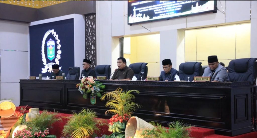 Ketua DPRD Kota Sungai Penuh, Hutri Randa, S.Sos., M.M., dengan didampingi Wakil Ketua I Hardizal, S.Sos., M.H., dan Wakil Ketua II Emrizal, S.Pt. memimpin rapat paripurna di Aula DPRD, Senin (6/4/2026). (Foto: DPRD Sungai Penuh)