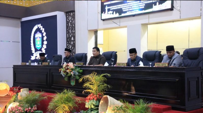 Ketua DPRD Kota Sungai Penuh, Hutri Randa, S.Sos., M.M., dengan didampingi Wakil Ketua I Hardizal, S.Sos., M.H., dan Wakil Ketua II Emrizal, S.Pt. memimpin rapat paripurna di Aula DPRD, Senin (6/4/2026). (Foto: DPRD Sungai Penuh)
