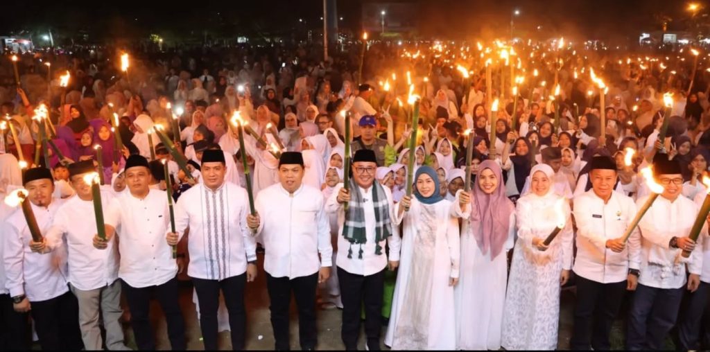 Ketua DPRD Kota Sungai Penuh, Hutri Randa, S.Sos., M.M., menghadiri langsung kegiatan Pawai Obor Tahun Baru Islam 1 Muharram 1448 Hijriah di Lapangan Merdeka Kota Sungai Penuh ini berlangsung pada Senin malam (15/6/2026). (Foto: DPRD Sungai Penuh)