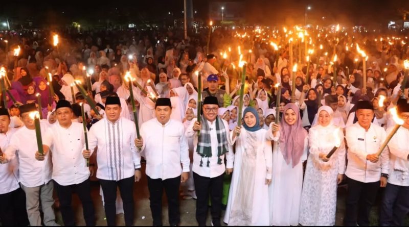 Ketua DPRD Kota Sungai Penuh, Hutri Randa, S.Sos., M.M., menghadiri langsung kegiatan Pawai Obor Tahun Baru Islam 1 Muharram 1448 Hijriah di Lapangan Merdeka Kota Sungai Penuh ini berlangsung pada Senin malam (15/6/2026). (Foto: DPRD Sungai Penuh)
