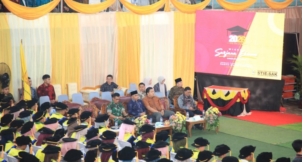 Ketua DPRD Kota Sungai Penuh, Hutri Randa, S.Sos., M.M., menghadiri Rapat Senat Terbuka Sekolah Tinggi Ilmu Ekonomi (STIE) Sakti Alam Kerinci pada pengukuhan Wisuda Sarjana Ekonomi Angkatan XXIII Tahun Akademik 2025/2026 ini digelar di GOR Ex-Pemda, Sabtu (13/6/2026). (Foto: DPRD Sungai Penuh)