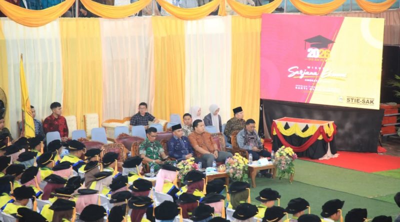 Ketua DPRD Kota Sungai Penuh, Hutri Randa, S.Sos., M.M., menghadiri Rapat Senat Terbuka Sekolah Tinggi Ilmu Ekonomi (STIE) Sakti Alam Kerinci pada pengukuhan Wisuda Sarjana Ekonomi Angkatan XXIII Tahun Akademik 2025/2026 ini digelar di GOR Ex-Pemda, Sabtu (13/6/2026). (Foto: DPRD Sungai Penuh)