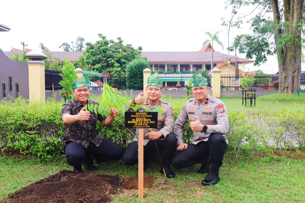 Dosen Utama TK I Sekolah Tinggi Ilmu Kepolisian (STIK) Polri, Komjen Pol Chrysnanda Dwilaksana, turun langsung melakukan penanaman pohon jenis Gaharu (Aquilaria subintegra) yang didampingi secara langsung oleh Kapolda Riau, Irjen Pol Herry Heryawan. (Foto: Humas Polda Riau)