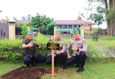 Dosen Utama TK I Sekolah Tinggi Ilmu Kepolisian (STIK) Polri, Komjen Pol Chrysnanda Dwilaksana, turun langsung melakukan penanaman pohon jenis Gaharu (Aquilaria subintegra) yang didampingi secara langsung oleh Kapolda Riau, Irjen Pol Herry Heryawan. (Foto: Humas Polda Riau)