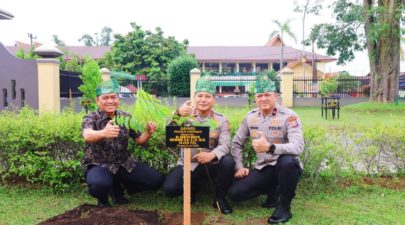Dosen Utama TK I Sekolah Tinggi Ilmu Kepolisian (STIK) Polri, Komjen Pol Chrysnanda Dwilaksana, turun langsung melakukan penanaman pohon jenis Gaharu (Aquilaria subintegra) yang didampingi secara langsung oleh Kapolda Riau, Irjen Pol Herry Heryawan. (Foto: Humas Polda Riau)