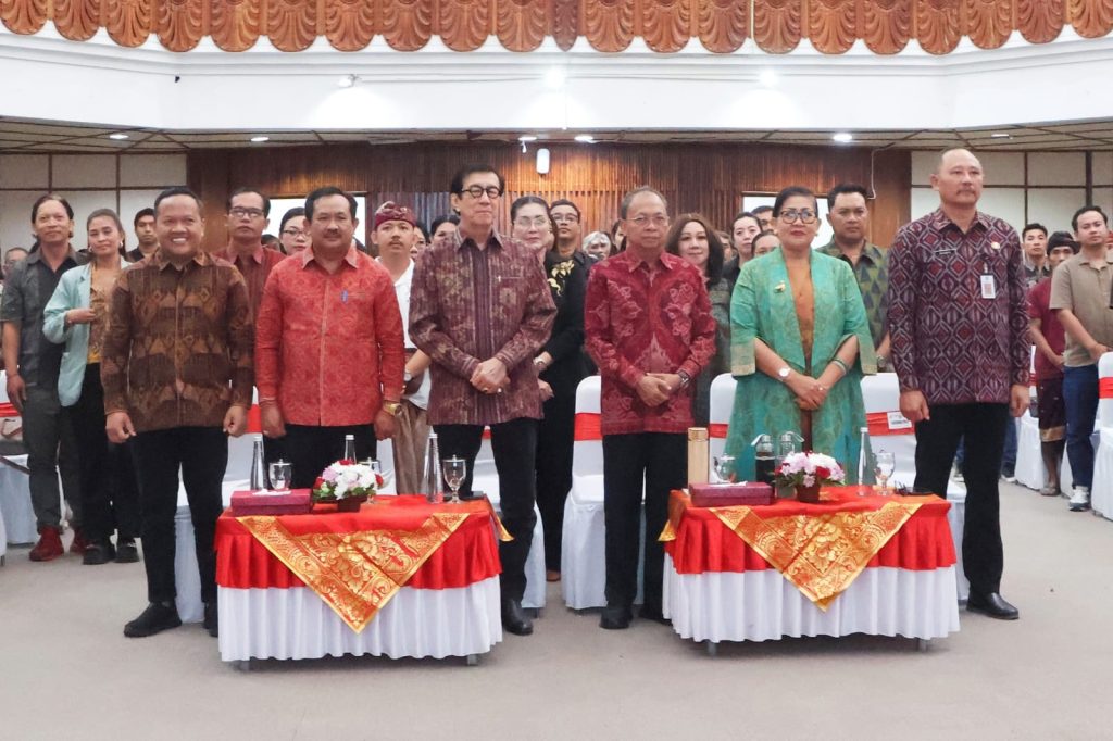 Gubernur Bali Wayan Koster menegaskan pentingnya perlindungan Hak Kekayaan Intelektual (HKI) bagi pelaku Industri Kecil Menengah (IKM) dan UMKM di Bali. (Foto: Pemprov Bali)