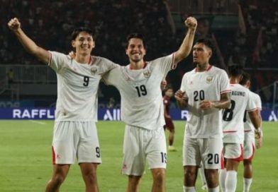 Thom Haye (kanan) dan Mitchell Baker merayakan gol ke gawang Kamboja dalam laga pertama Grup A ASEAN Championship 2026 atau Piala AFF 2026 di Stadion Pakansari, Cibinong, pada Senin (27/7/2026) malam WIB. (Foto: Antonius Aditya Mahendra)