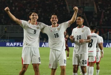 Thom Haye (kanan) dan Mitchell Baker merayakan gol ke gawang Kamboja dalam laga pertama Grup A ASEAN Championship 2026 atau Piala AFF 2026 di Stadion Pakansari, Cibinong, pada Senin (27/7/2026) malam WIB. (Foto: Antonius Aditya Mahendra)
