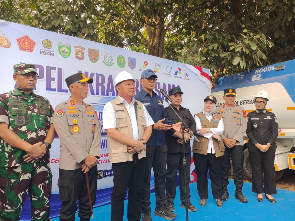 Gubernur Sumatera Selatan, H. Herman Deru, secara resmi membuka tata kelola sumur minyak masyarakat yang ditandai dengan pelaksanaan apel ikrar bersama. (Foto: ISt/Heri Susanto)