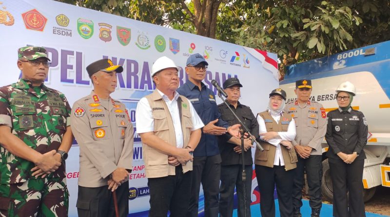 Gubernur Sumatera Selatan, H. Herman Deru, secara resmi membuka tata kelola sumur minyak masyarakat yang ditandai dengan pelaksanaan apel ikrar bersama. (Foto: ISt/Heri Susanto)