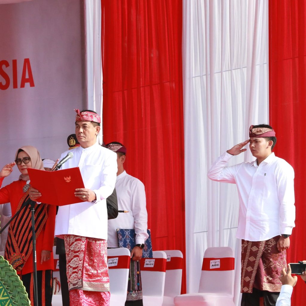 Ketua DPRD Provinsi Bali, Dewa Made Mahayadnya, mendapat kehormatan untuk membacakan Naskah Proklamasi Kemerdekaan Republik Indonesia. (Foto: DPRD Bali)