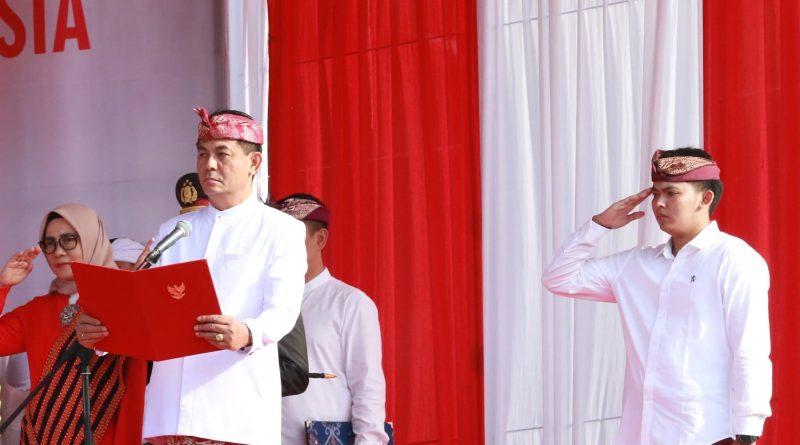 Ketua DPRD Provinsi Bali, Dewa Made Mahayadnya, mendapat kehormatan untuk membacakan Naskah Proklamasi Kemerdekaan Republik Indonesia. (Foto: DPRD Bali)
