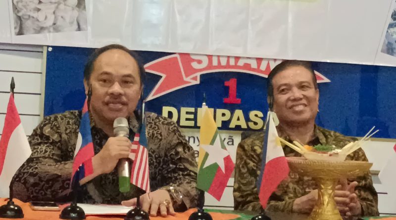 Board of Directors SEAMEO BIOTROP, Prof. Dr. Edi Santosa, S.P., M.Si., menegaskan bahwa sekolah memegang peranan kunci dalam melahirkan generasi yang peka terhadap lingkungan dan teknologi. (Foto: IST/I Gd. Putu Wiguna)